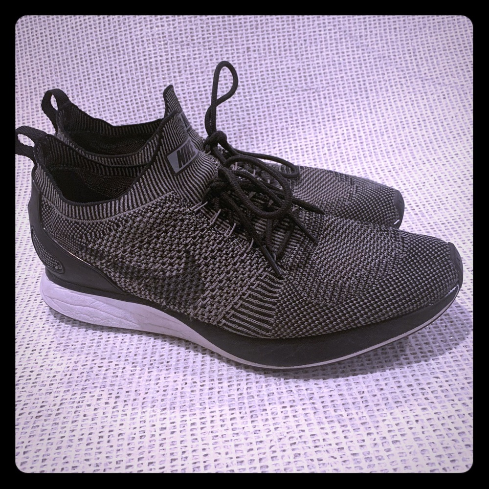 Nike flyknit Mariah size 10.5